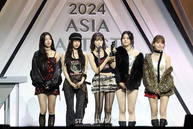 그룹 르세라핌이 27일 오후 태국 방콕 임팩트 챌린저 홀 1-2(IMPACT Challenger Hall 1-2)에서 열린 '제 9회 아시아 아티스트 어워즈'(The 9th Asia Artist Awards')' 에서 AAA 베스트아티스트 상을 수상하고 소감을 말하고 있다.  2024.12.27 /사진=임성균 tjdrbs23@