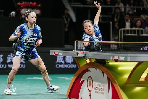 혼성단체 월드컵 여복 경기하는 전지희(왼쪽)와 신유빈 [ITTF 홈피 제공. 재판매 및 DB 금지]