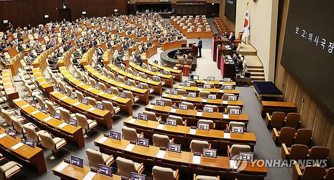 한덕수 대통령 권한대행 국무총리 탄핵안 보고하는 정명호 의사국장 (서울=연합뉴스) 김주형 기자 =  정명호 국회 의사국장이 26일 열린 국회 본회의에서 더불어민주당이 발의한 한덕수 대통령 권한대행 국무총리에 대한 탄핵소추안과 관련해 보고하고 있다. 2024.12.26 kjhpress@yna.co.kr