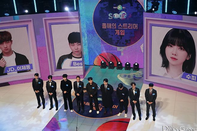 올해의 게임 스트리머들 중 현장 참석자들이 무대에 올랐다.