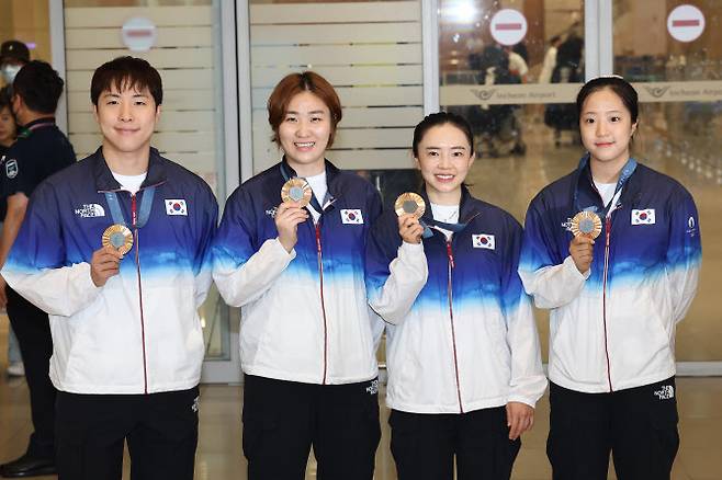 파리올림픽 탁구 대표팀 임종훈(왼쪽부터), 이은혜, 전지희, 신유빈이 12일 오후 인천국제공항 제2여객터미널을 통해 귀국해 기념 촬영하고 있다. 2024.8.12. 사진=연합뉴스