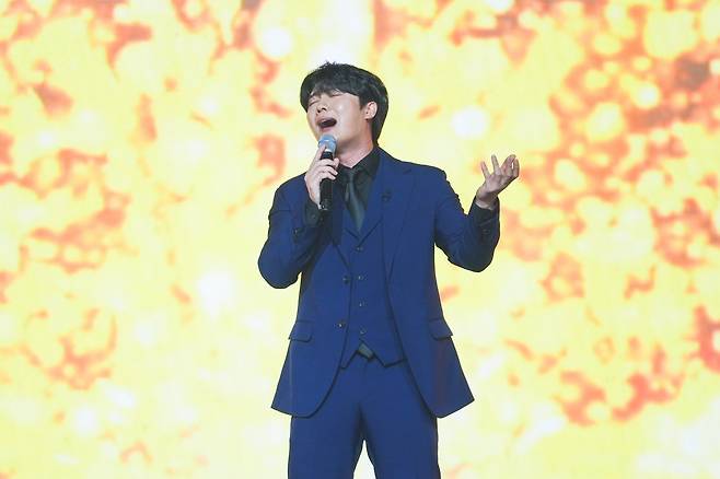 ‘미스터트롯3’에서 신설된 ‘현역부 X’에서 ‘하동 남진’이란 호칭으로 블라인드 심사를 받은 7년 차 가수 손빈아. /TV조선