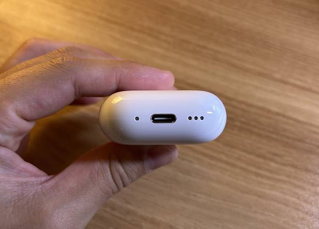 에어팟4 충전 케이스 하단에는 스피커가 달려 있어, 배터리가 부족할 때 신호음을 낸다./김민국 기자