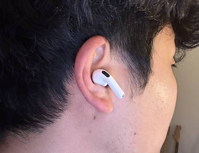 에어팟4는 개방형 디자인이지만 착용 안정성이 높다. /김민국 기자