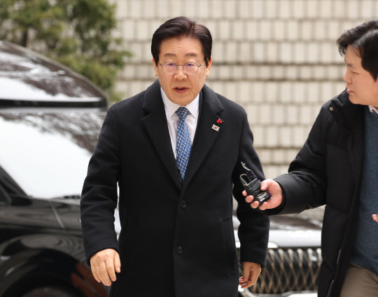 더불어민주당 이재명 대표가 20일 서울 서초구 서울중앙지법에서 열린 '대장동 배임·성남FC 뇌물' 관련 1심 속행 공판에 출석하기 위해 법정으로 향하고 있다. 연합뉴스