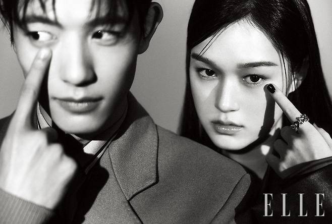 로몬이 입은 스트라이프 셔츠와 코트는 모두 Moschino. 이수현이 입은 재킷은 Dries Van Noten. 링은 Muahcho.