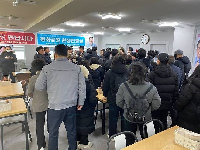 부산시민들이 부산 남구 대연동 박수영 국회의원 지역구 사무실에서 “내란 공범 나와라”며 외치고 있다. 민주노총 부산본부 제공