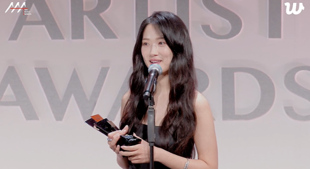 김혜윤이 'AAA 2024'에서 여러 개의 트로피를 품에 안았다. 위버스 캡처