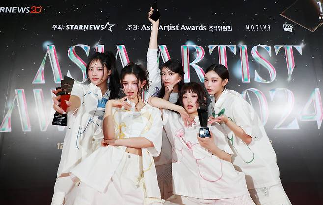 그룹 뉴진스가 27일 오후 태국 방콕 임팩트 챌린저 홀 1-2에서 진행된 '제9회 아시아 아티스트 어워즈'에서 AAA 베스트 아티스트, 베스트 퍼포먼스, 올해의 가수상을 수상한 뒤 포즈를 취하고 있다.사진=어모어