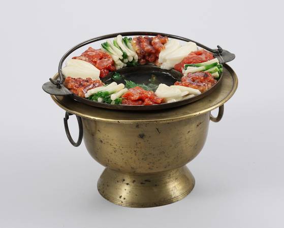 소고기에 온갖 채소와 버섯을 넣고 끓이는 전골 요리. [사진 국립민속박물관]