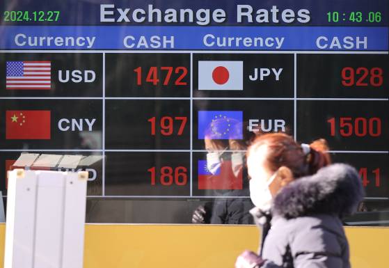 달러당 원화값이 장중 한때 1480원대까지 떨어졌다(환율 상승). 27일 서울 명동 환전소 현황판에 달러당 원화값이 표시돼 있다. [연합뉴스]