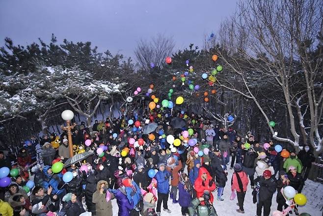 Sunrise festival held at Yongwangsan (Yangcheon-gu office)
