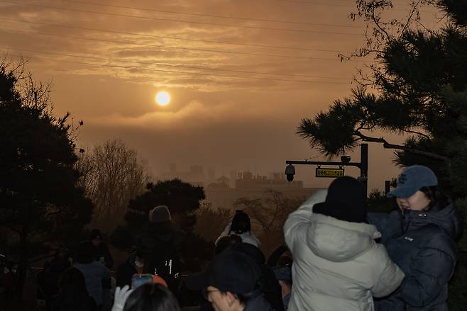 Sunrise festival at Achasan on New Year's Day 2024 (Gwangjin-gu office)