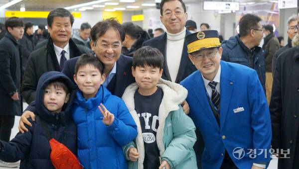 28일 킨텍스역에서 열린 GTX-A노선 운정~서울역 구간 개통식 및 시승식에서 이동환 고양특례시장이 열차에 탑승하기 전 학생, 역 관계자 등과 기념촬영을 하고 있다. 신진욱기자