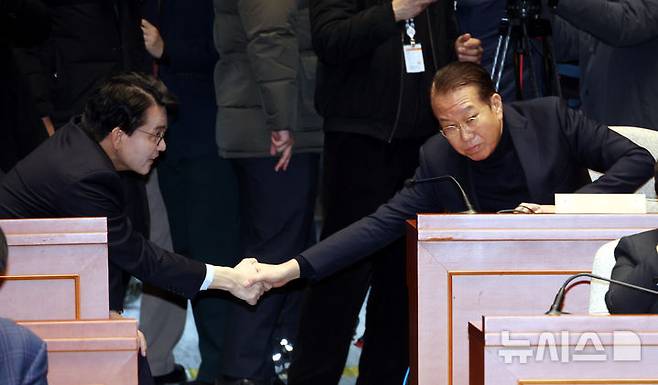 [서울=뉴시스] 조성봉 기자 = 국민의힘 비대위원장에지명된 권영세 의원이 24일 오전 서울 여의도 국회에서 열린 의원총회에서 윤상현(왼쪽) 의원과 악수를 하고 있다.  2024.12.24. suncho21@newsis.com