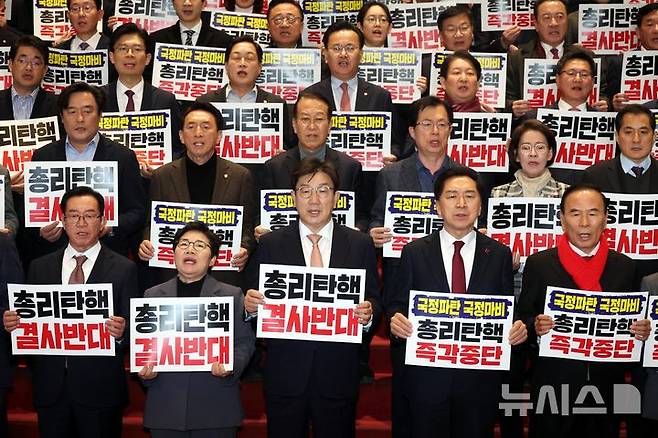 [서울=뉴시스] 조성봉 기자 = 권성동 국민의힘 당 대표 권한대행 겸 원내대표가 26일 오후 서울 여의도 국회에서 열린 '민주당의 국정인질 탄핵겁박 규탄대회'에서 구호를 외치고 있다. 2024.12.26 suncho21@newsis.com
