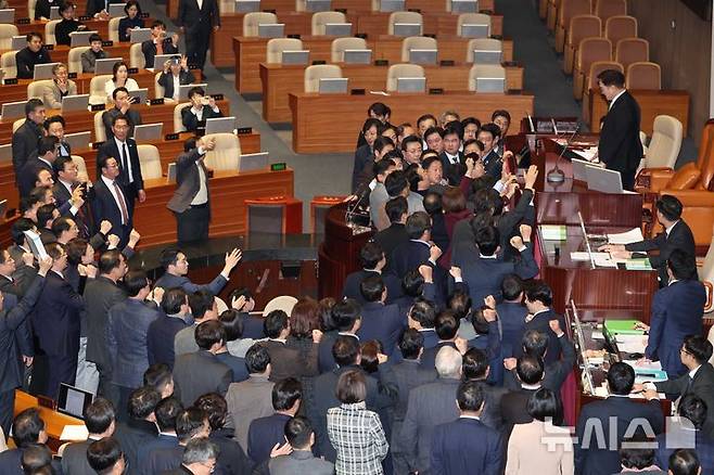 [서울=뉴시스] 조성봉 기자 = 우원식 국회의장이 27일 오후 서울 여의도 국회에서 열린 제420회국회(임시회) 제2차 본회의에서 국무총리(한덕수) 탄핵소추안을  상정하자 국민의힘 의원들이 단상을 점거하고 '원천무효'  '국회의장 사퇴' 구호를 외치고 있다. 2024.12.27. suncho21@newsis.com