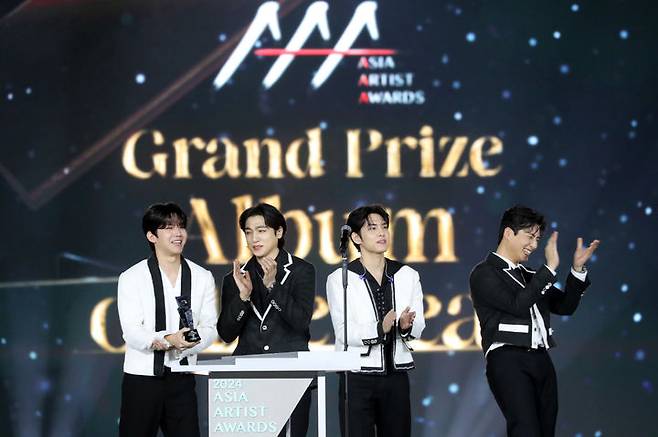 [서울=뉴시스] 밴드 '데이식스'가 27일 오후 태국 방콕 임팩트 챌린저 홀 1-2(IMPACT Challenger Hall 1-2)에서 열린 '제9회 아시아 아티스트 어워즈'(The 9th Asia Artist Awards·'AAA 2024')에서 대상을 받고 있다. (사진 = AAA 조직위원회 제공) 2024.12.27. photo@newsis.com *재판매 및 DB 금지
