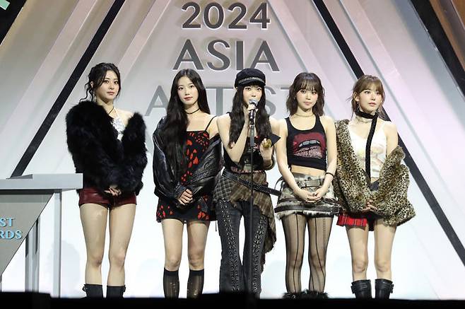 [서울=뉴시스] 그룹 '르세라핌'이 27일 오후 태국 방콕 임팩트 챌린저 홀 1-2(IMPACT Challenger Hall 1-2)에서 열린 '제9회 아시아 아티스트 어워즈'(The 9th Asia Artist Awards·'AAA 2024')에서 대상을 받고 있다. (사진 = AAA 조직위원회 제공) 2024.12.27. photo@newsis.com *재판매 및 DB 금지