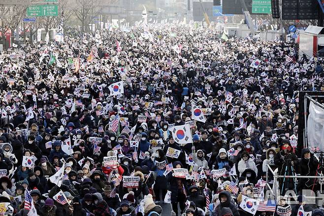 [서울=뉴시스] 최동준 기자 = 28일 서울 세종대로에서 대한민국바로세우기국민운동본부 주최로 열린 국민혁명대회에서 참가자들이 윤석열 대통령 탄핵 반대를 촉구하고 있다. 2024.12.28. photocdj@newsis.com