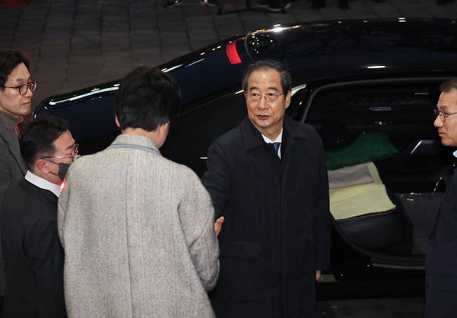 한덕수 국무총리가 27일 오후 국회의 탄핵소추 의결 뒤  서울 종로구 정부서울청사를 떠나며 직원들과 인사하고 있다. 연합뉴스