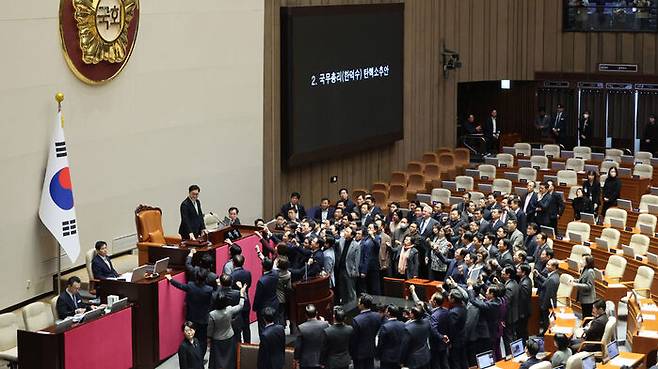 우원식 국회의장이 27일 오후 국회 본회의에서 한덕수 국무총리 탄핵소추안 가결 의결정족수에 대한 설명(재적의원 과반수 찬성)을 하자 국민의힘 의원들이 항의하고 있다. (사진=연합뉴스)