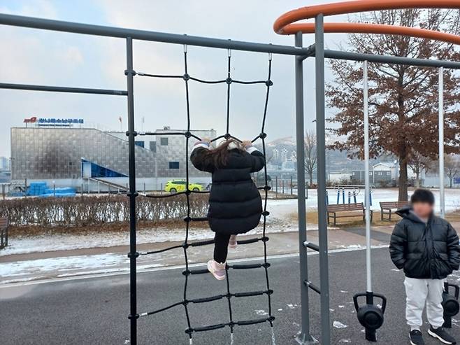 지난 21일 서울 한강 헬스장 광나루에서 어린이가 크로스핏용 운동기구를 이용하고 있다. 서울시 제공