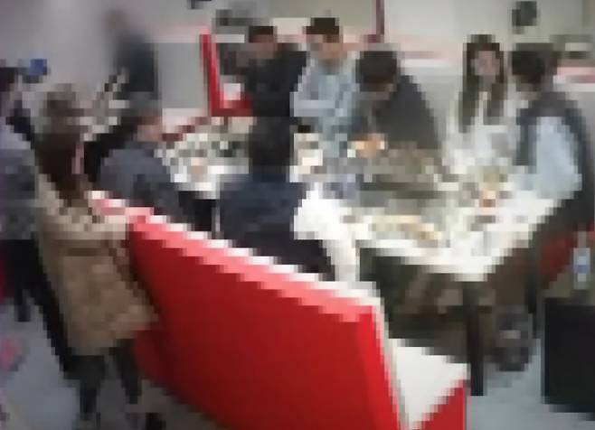 지난 25일&nbsp;서울 영등포구 대림동의 한 양꼬치 식당 내부에서 흡연 중인 중국인 무리.