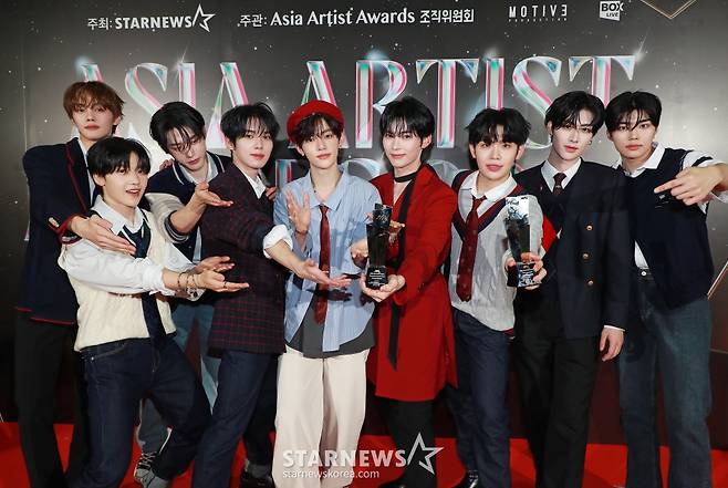 제로베이스원 '2024 AAA 2관왕 했어요!'[★포토]