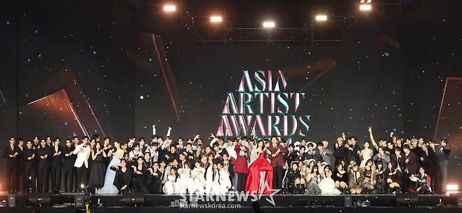 27일 오후 태국 방콕 임팩트 챌린저 홀 1-2(IMPACT Challenger Hall 1-2)에서 진행된 '제 9회 아시아 아티스트 어워즈'(The 9th Asia Artist Awards, 이하 'AAA 2024')'에서 아티스트들이 기념 촬영을 하고 있다. 2024.12.27 /사진=김창현 chmt@