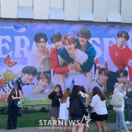 27일 태국 방콕 임팩트 챌린저홀 안팎에는 제로베이스원의 얼굴로 가득 찬 대형 전광판이 등장해 글로벌 인기를 실감케 했다. /사진=허지형 기자