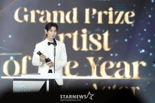 배우 김수현이 27일 오후 태국 방콕 임팩트 챌린저 홀 1-2(IMPACT Challenger Hall 1-2)에서 열린 '제 9회 아시아 아티스트 어워즈'(The 9th Asia Artist Awards')' 에서 'AAA 대상 올해의 배우상'을 수상하고 소감을 말하고 있다.  2024.12.27 /사진=임성균 tjdrbs23@