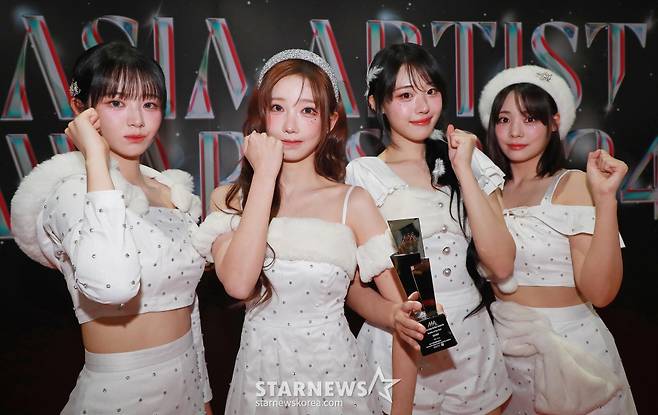 걸그룹 QWER 27일 오후 태국 방콕 임팩트 챌린저 홀 1-2(IMPACT Challenger Hall 1-2)에서 진행된 '제9회 아시아 아티스트 어워즈'(The 9th Asia Artist Awards, 이하 'AAA 2024')에서 AAA 신인상을 수상한 뒤 포즈를 취하고 있다.  연말 최고의 글로벌 축제의 장으로 펼쳐진 'AAA 2024'에는 올 한 해를 빛낸 톱 아티스트들이 총출동했다.  가수 부문에는 뉴진스(NewJeans), 르세라핌(LE SSERAFIM), 비비(BIBI), 수호(SUHO), 제로베이스원(ZEROBASEONE), 토니 유(TONY YU), 키스오브라이프(KISS OF LIFE), 휘브(WHIB), BUS because of you i shine(버스), DAY6(데이식스), NCT 127(엔시티 127), NCT WISH(엔시티 위시), QWER(큐더블유이알), TWS(투어스), WayV(웨이션브이), &TEAM(앤팀)(이하 가나다, ABC, 특수문자 순) 등이 출연했다.  배우 부문에는 김민, 김수현, 김혜윤, 박민영, 변우석, 안보현, 장다아, 조유리, 주원, 최보민, Gemini & Fourth(제미나이 & 포스), SAKAGUCHI KENTARO(사카구치 켄타로) 등이 함께해 연말 방콕의 밤을 화려하게 수놓았다. 류준열과 장원영, 성한빈은 MC로 호흡을 맞췄다.  'AAA 2024'는 스타뉴스가 주최하고 AAA 조직위원회, 모티브 프로덕션(MOTIVE PRODUCTION), 박스 라이브(BOX LIVE)가 주관한다. /2024.12.27 /사진=이동훈 photoguy@