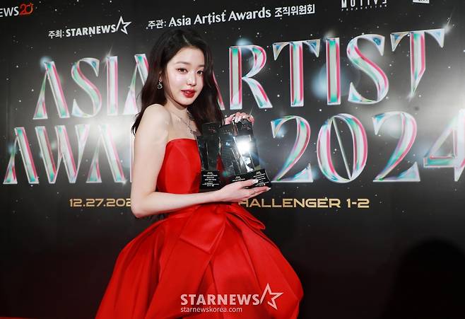 아이브 장원영이 27일 오후 태국 방콕 임팩트 챌린저 홀 1-2(IMPACT Challenger Hall 1-2)에서 진행된 '제9회 아시아 아티스트 어워즈'(The 9th Asia Artist Awards, 이하 'AAA 2024')에서 AAA 아시아 셀러브리티, 퀸 오브 AAA와 아이브의 베스트 아티스트 상을 수상한 뒤 포즈를 취하고 있다.  연말 최고의 글로벌 축제의 장으로 펼쳐진 'AAA 2024'에는 올 한 해를 빛낸 톱 아티스트들이 총출동했다.  가수 부문에는 뉴진스(NewJeans), 르세라핌(LE SSERAFIM), 비비(BIBI), 수호(SUHO), 제로베이스원(ZEROBASEONE), 토니 유(TONY YU), 키스오브라이프(KISS OF LIFE), 휘브(WHIB), BUS because of you i shine(버스), DAY6(데이식스), NCT 127(엔시티 127), NCT WISH(엔시티 위시), QWER(큐더블유이알), TWS(투어스), WayV(웨이션브이), &TEAM(앤팀)(이하 가나다, ABC, 특수문자 순) 등이 출연했다.  배우 부문에는 김민, 김수현, 김혜윤, 박민영, 변우석, 안보현, 장다아, 조유리, 주원, 최보민, Gemini & Fourth(제미나이 & 포스), SAKAGUCHI KENTARO(사카구치 켄타로) 등이 함께해 연말 방콕의 밤을 화려하게 수놓았다. 류준열과 장원영, 성한빈은 MC로 호흡을 맞췄다.  'AAA 2024'는 스타뉴스가 주최하고 AAA 조직위원회, 모티브 프로덕션(MOTIVE PRODUCTION), 박스 라이브(BOX LIVE)가 주관한다. /2024.12.27 /사진=이동훈 photoguy@