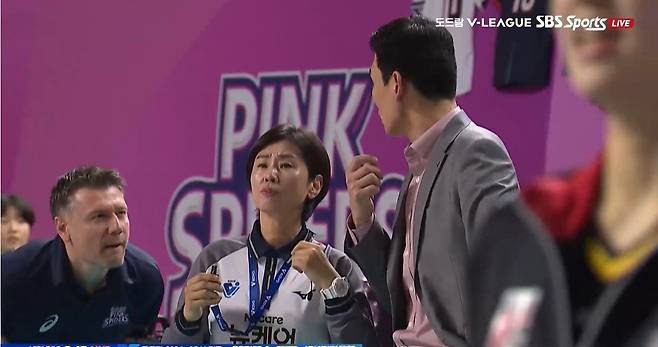 왼쪽에 위치한 다니엘레 투리노 흥국생명 수석코치가 지난 17일 인천 삼산월드체육관에서 열린 도드람 2024-2025 V리그 정관장과의 홈경기에서 고희진 정관장 감독을 조롱하는 듯한 행동을 취하고 있다. 한국배구연맹 상벌위원회는 26일 다니엘레 수석코치에게 출전정지 및 제제금 징계를 부과했다. KOVO