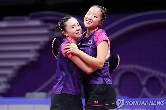 포옹하는 전지희(왼쪽)와 신유빈 [대한탁구협회 제공. 재판매 및 DB 금지]