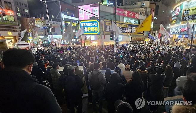 박수영 국회의원 사무실 앞 수천 명 집회 인파 (부산=연합뉴스) 차근호 기자 = 28일 오후 부산 남구 박수영 국민의힘 지역구 사무실 앞에서 시민들이 윤석열 내란 혐의와 관련해 항의하면서 집회를 열고 있다. 2024.12.28 ready@yna.co.kr