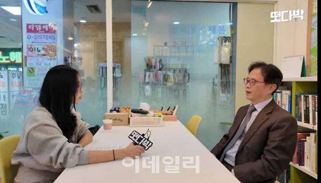 복덕방 기자들이 직접 분당의 한 공인중개소를 찾아 분위기를 물어보고 있다.(사진=복덕방기자들)