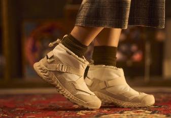 올겨울 잦은 한파와 눈 예보로 스웨이드 소재 부츠를 대신해 패딩 부츠가 새롭게 주목받고 있다.(킨제공)