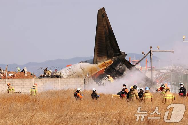 29일 오전 전남 무안국제공항 활주로에 여객기가 추락해 사고 수습이 이뤄지고 있다. 이날 오전 9시 7분쯤 승객과 승무원 181명을 태운 태국발 제주항공 7C2216편 항공기가 무안공항 착륙을 시도하던 중 활주로 외벽에 부딪혀 폭발했다. 2024.12.29/뉴스1 ⓒ News1 김태성 기자