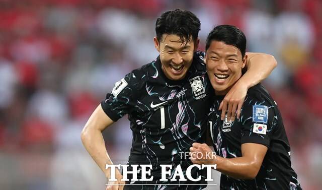 한국 축구대표의 공격 듀오 손흥민(왼쪽)과 황희찬이 30일 오전 0시 2024~2025 EPL 19라운드에서 상대 팀으로 올 해 마지막 '코리안 더비'를 펼친다. 사진은 2026 북중미 월드컵 아시아 3차에선 당시 골을 합작한 손흥민과 황희찬./FIFA