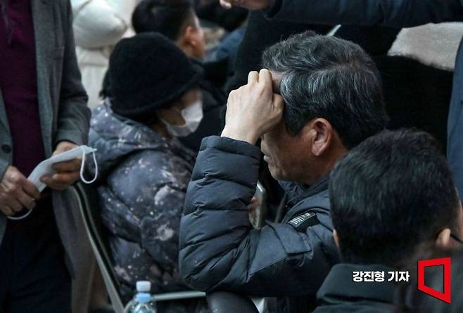 무안국제공항에서 탑승객 181명을 태운 제주항공 여객기가 착륙 중 활주로 외벽에 충돌한 뒤 화재가 발생해 승객 대부분이 사망하는 대참사가 발행한 29일 전남 무안국제공항 대합실에서 사상자 가족들이 대기하고 있다. 강진형 기자