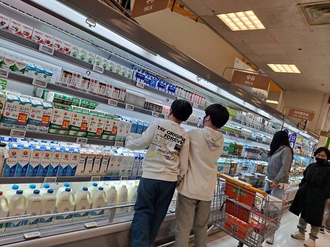 이마트·롯데마트·홈플러스·코스트코 등 대형마트 4사가 이번 주에도 특색 있는 대규모 할인 행사를 준비했다. 장기화된 고물가에 소비가 침체된 데다 탄핵정국으로 어수선한 가운데, 대형마트들은 한우 등 육류와 제철 과일 등 할인행사에 주력하고 있다. 특히, 다가오는 설 연휴를 대비해 선물세트 사전예약 할인판매를 이어간다. 대형마트 휴무일? 이마트·롯데마트·홈플러스‧코스트코 등 마트 휴일, 쉬는날 ©bnt뉴스