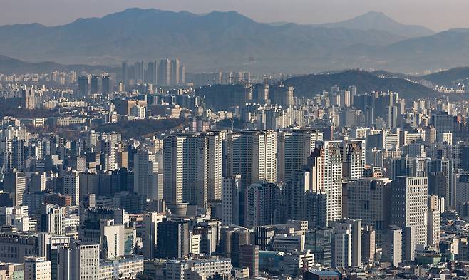 서울 남산에서 바라본 아파트 단지의 모습. /뉴스1