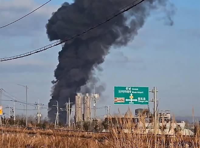 29일 오전 9시 7분께 전남 무안국제공항에서 착륙 중이던 항공기가 활주로를 이탈해 울타리 외벽을 충돌했다. /연합뉴스