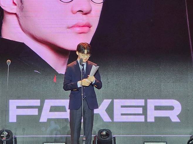 '페이커' 이상혁이 2024 LCK 어워드에서 올해의 미드 선수상을 수상하며 트로피를 바라보고 있다. ⓒ데일리안 황지현 기자