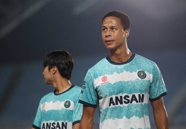 강수일(오른쪽, 안산그리너스). 안산그리너스 제공