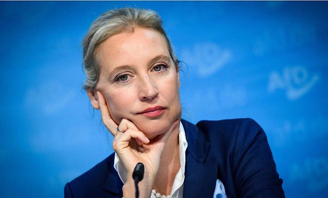 미국의 억만장자 일론 머스크가 ‘독일을 위한 대안’은 극우 정당이 아니라는 이유로 내세운 그 지도자 알리체 바이델. 머스크는 바이델이 동성의 파트너가 있음을 들어서 독일을 위한 대안은 극우정당이 아니라고 주장했다. dpa 연합뉴스