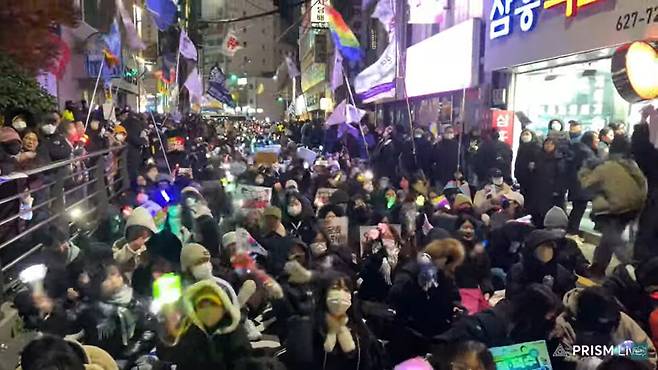 부산 남구 대연동 박수영 국민의힘 국회의원 사무실 앞에서 부산시민들이 “국민의힘 해체하라” 등의 구호를 외치고 있다. 유튜브 뭐라카노 캡처