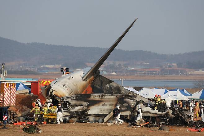 타이 방콕에서 출발한 제주항공 7C 2216편 여객기가 전남 무안군 망운면 무안국제공항 활주로 인근에 추락한 29일 소방대원들이 여객기 내부를 살펴보고 있다. 김혜윤 기자 unique@hani.co.kr